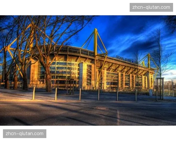 多特蒙德主场西格纳伊杜纳公园球场，魔鬼气氛助威