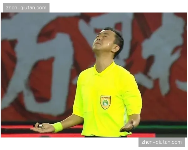 特写：终场哨响，为保级苦战的老将瘫倒在草皮上