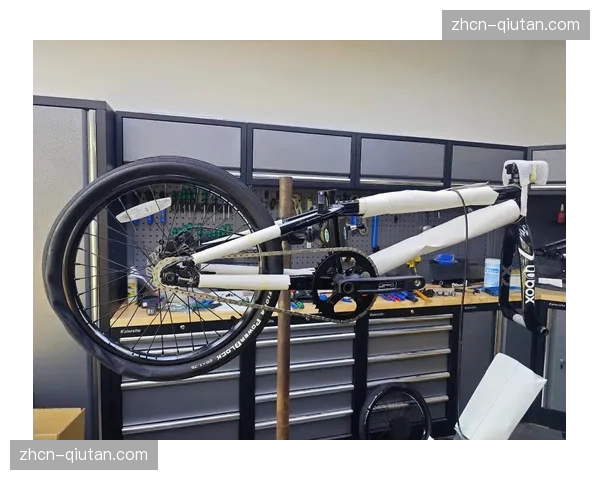 “独臂飞人”：一位先天性左臂缺失的业余BMX骑手如何征服本地泵道所有线路